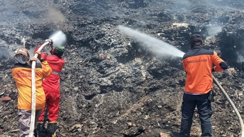 Dinas Pemadam Kebakaran Makassar bersama Tim Manggala Agni KLHK dibantu dengan alat berat dari UPT TPA Tamangapa masih berjibaku memadamkan api.