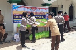Usai Salat Jumat Satlantas Polres Wajo Berbagi dengan Warga