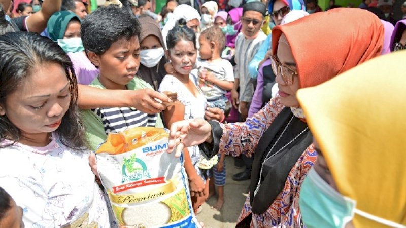 Ketua Tim Penggerak PKK Provinsi Sulawesi Selatan, Liestiaty F. Nurdin berkunjung ke Tempat Pembuangan Akhir (TPA) Tamangapa di kawasan Antang, Jumat (20/9/2019).