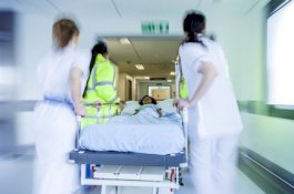 Kena Penyakit Misterius, Gadis Ini Mendadak Lumpuh Usai Liburan di Pantai