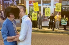 Di Depan Pengunjuk Rasa Anti LGBT, Pasangan Gay Ini Berciuman