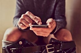 Main Smartphone di Toilet Bisa Picu Wasir