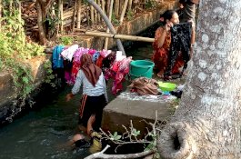 Tempuh Jarak 4 Kilometer, Warga Gowa Naik Turun Gunung untuk Ambil Air
