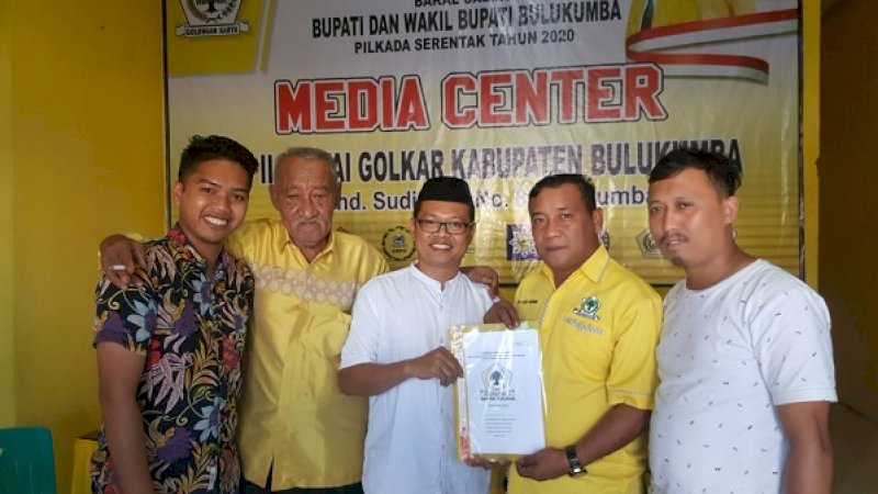 Yusman Wahab (kacamata) daftar untuk TSY di Golkar Bulukumba, Sabtu (21/9/2019).
