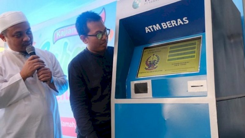 Di sela pengajian dan tausiah, Andi Sudirman memperkenalkan ATM Beras yang diperuntukkan untuk keluarga pra sejahtera di Sulawesi Selatan.