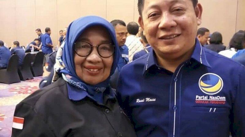 Aminah Syam berfoto dengan Ketua DPW NasDem Sulsel, Rusdi Masse. (Foto: Facebook Aminah Syam)