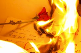 Bakar Surat Cinta Mantan, Wanita ini Picu Kebakaran di Apartemen