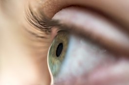 Wanita ini Terus Mengeluarkan Air Mata Kristal, Dokter Dibuat Bingung