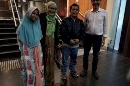Mata Ayah Asal Gowa Ini Berembun Saksikan Karya Putrinya di Panggung Teater Australia