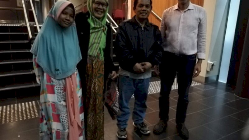 Hanum, Nuhira Abdul Kadir (ibunya), Haidir Fitra Siagian (ayahnya) dan Mr Moises dari IMS.