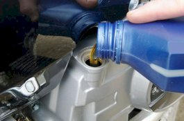 Awas! Ini Dampak Buruk Mengisi Oli Mesin Terlalu Banyak