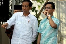 Tak Ada Izin, Satpol PP Copot Spanduk Pilwalkot Gibran Rakabuming