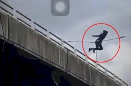 Ngaku Ada yang Bisiki, Wanita Ini Loncat dari Jembatan