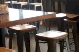 Nongkrong dengan Teman Pria, Wanita Ini Tak Sadar Ada Tisu Toilet di Bokongnya