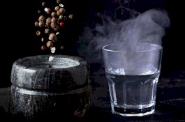 Manfaat Luar Biasa Minum Air Hangat Campur Lada Hitam di Pagi Hari