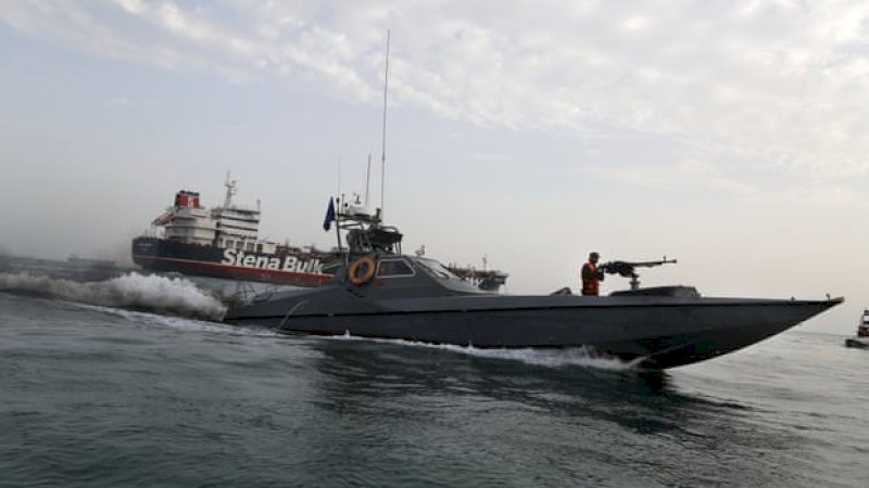 Kapal Garda Revolusi Iran mengelilingi kapal tanker minyak berbendera Inggris, Stena Impero. (Foto: Hasan Shirvani / AP)
