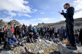 Ratusan Orang Gelar 'Pemakaman' untuk Gletser yang Mencair di Alpen