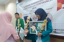 Farmasi UIT Menyabet Dua Gelar di Invitasi APT
