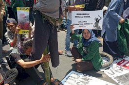 Demo RKUHP dan UU KPK, Mahasiswa UMI Bawa Orang-orangan