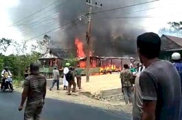 Pagi-pagi, Api Hanguskan 2 Rumah di Pammana