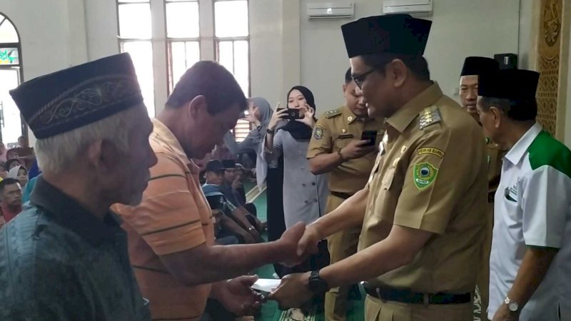 655 Warga Kecamatan Barru Terima Uang Zakat