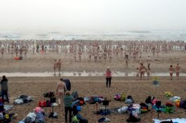 Ratusan Orang Inggris Berenang Tel*njang di Laut untuk Acara Amal