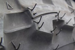 Dari Mana Asal dan Apa Gunanya Rambut di Ban Mobil Baru?