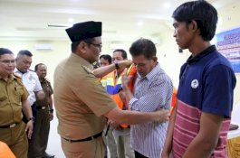 Bupati Barru Bagikan 150 Rompi Pelampung ke Nelayan