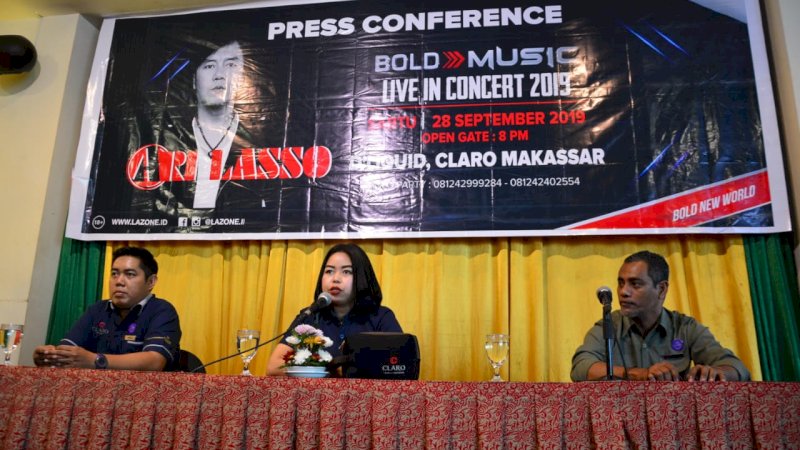 Fina Marcom D'Liquid Claro Makassar, (tengah) memberikan keterangan pers terkait kehadiran Ari Lasso di Liqud akhir pekan nanti.