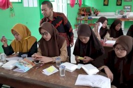 Dosen FBS UNM Gelar Pelatihan Public Speaking di Barru