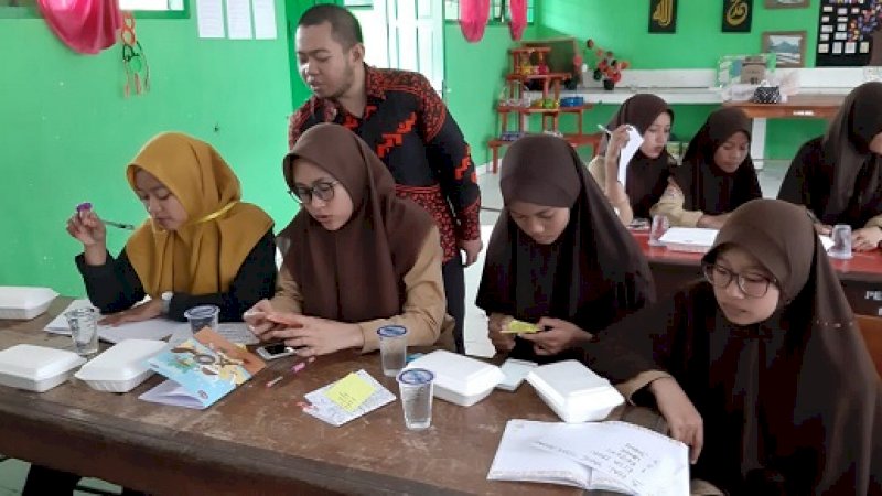 dosen FBS UNM, Usman dan Hajrah menggelar pelatihan public speaking selama tiga hari, 19-21 September lalu di Aula di SMA Negeri 5 Barru.