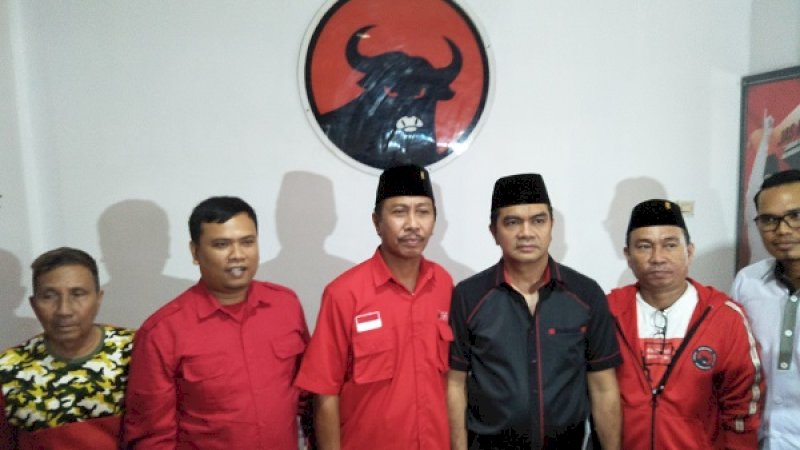 Bakal calon wali kota Makassar, Andi Bashar (kemeja hitam), usai mengikuti tahapan fit and proper test penjaringan calon di Kantor PDIP Sulsel, Jalan Gunung Bawakaraeng, Makassar, Senin (23/9/2019).
