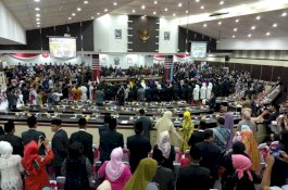 Baru 15 Menit Paripurna Dibuka, Legislator Baru DPRD Sulsel Bercucuran Keringat