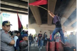 Tak Jauh dari Wakapolda, Massa Bakar Pembatas Jalan