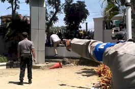 Mulai Ribut, Mahasiswa Makassar Jebol Pagar Gedung DPRD Sulsel dan Bakar Karangan Bunga