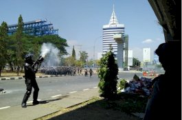 Dihujani Gas Air Mata, Massa Aksi di Fly Over Berhamburan
