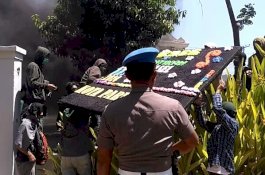 Detik-detik Saat Pengunjuk Rasa Bakar Karangan Bunga Pelantikan Legislator Sulsel