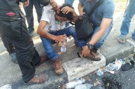Brutal! Oknum Polisi Keroyok Dua Wartawan di Makassar Saat Demo Ricuh