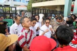 Hari Pertama Ngantor, 3 Legislator DPRD Sulsel Langsung Sambut Para Pedemo