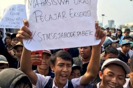 Azan Magrib Berkumandang, Massa STM Hentikan Serangan