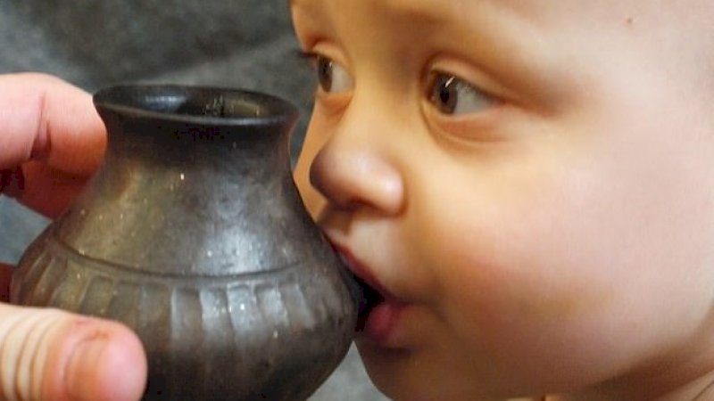 Para peneliti membuat ulang botol susu dan memberinya pada bayi berusia 1 tahun