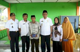 Bupati Barru Salurkan Bantuan Seng ke Korban Bencana Angin Kencang