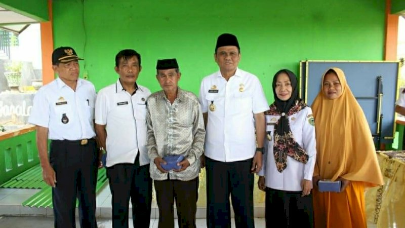 Bupati Barru Salurkan Bantuan Seng ke Korban Bencana Angin Kencang