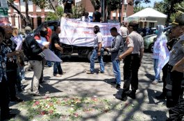 Kecam Tindakan Brutal Oknum Polisi, Puluhan Wartawan Tabur Bunga di Polres Jeneponto