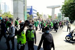 Mahasiswa dan Pelajar kembali Demo di Makassar, Polisi Asyik Selfie