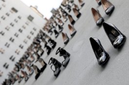 440 Pasang Sepatu Hak Tinggi Milik Perempuan yang Terbunuh Jadi Karya Seni