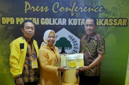Muhammad Ismak Ambil Formulir Pendaftaran di Golkar Makassar
