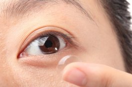 Wanita Ini Buta Karena Berenang Pakai Lensa Kontak