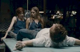 Tak Sengaja Rusak iPhone Teman, Pria Ini Diperkosa 2 Wanita