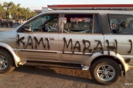 Tanpa Orasi, Massa Bertopeng Rusak Dua Mobil Dinas di Depan Kampus Unhas